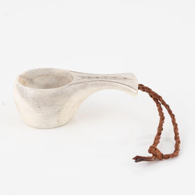 A small reindeer horn knife by Patric Jonsson (?) and a cup by Per Erik Nilsson.