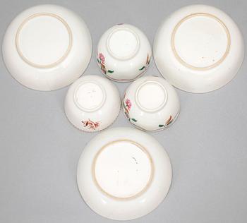 PARTI, porslin, fem delar. Qing dynastin, 1700-tal samt inramad MING SKÄRVA, 1600-tal.