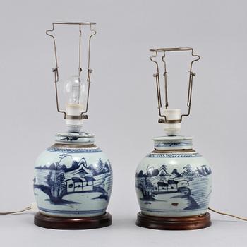 BORDSLAMPOR, 2 st snarlika, porslin, Kina, 1800-tal.
