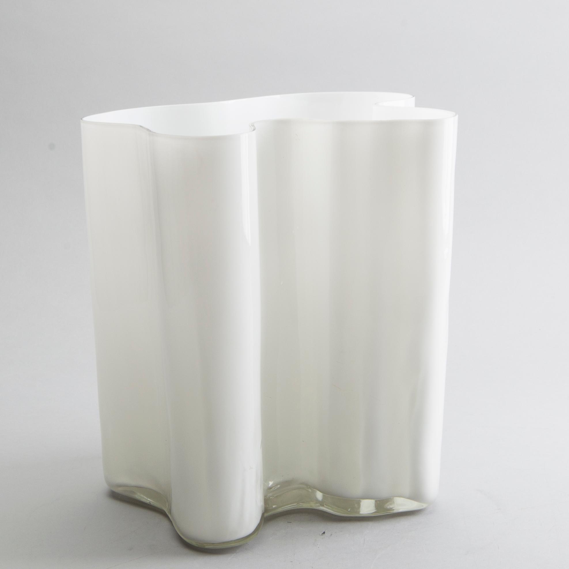 ALVAR AALTO, a Savoy glass vase.