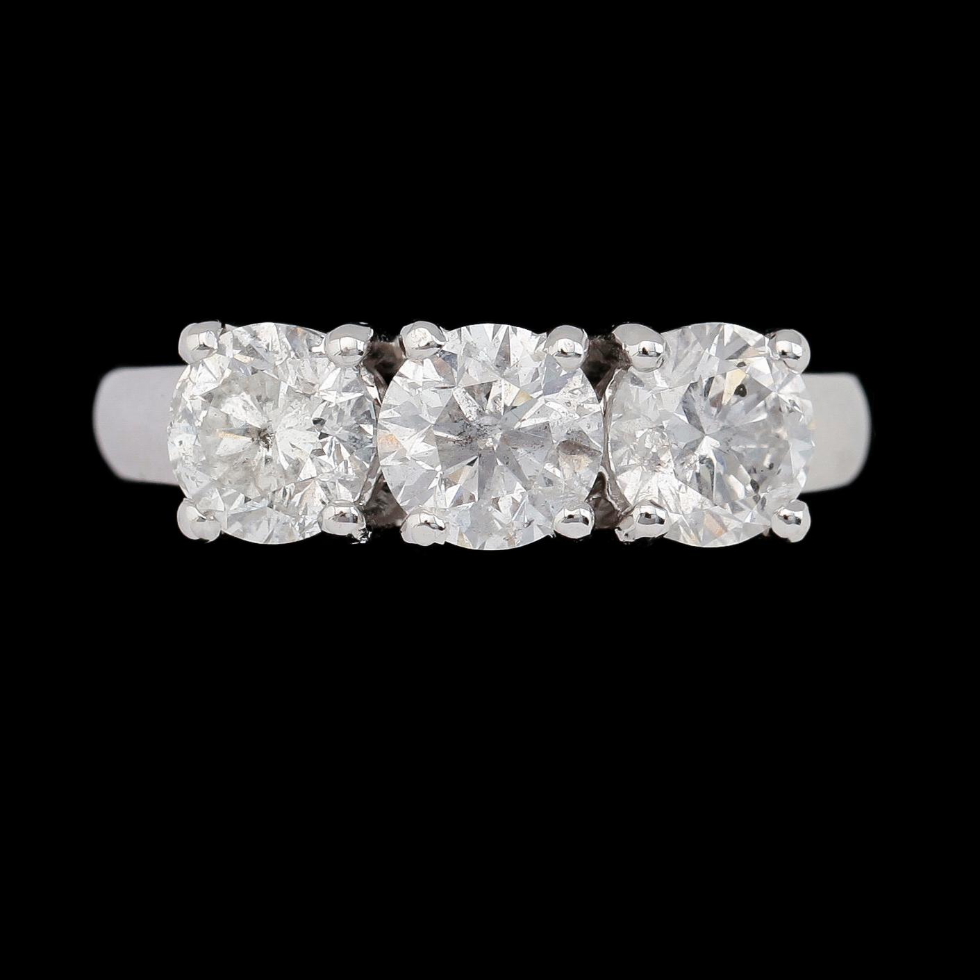 RING, 18K vitguld, tre briljantslipade diamanter tot ca 3.03 ct.
