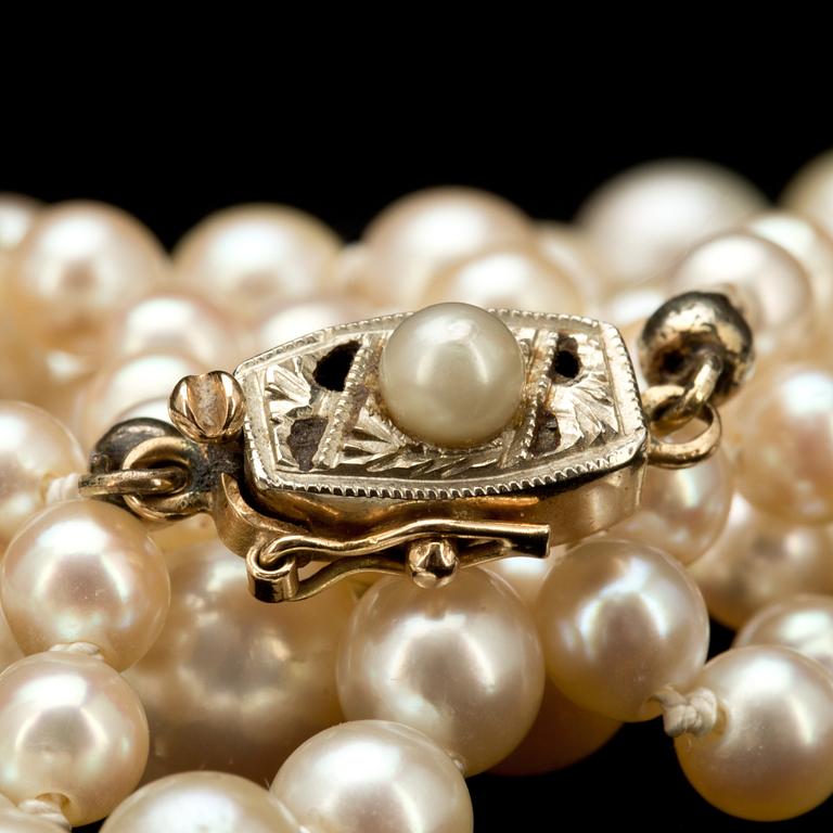 PÄRLCOLLIER, odlade doserade pärlor, lås 18k guld. Vikt ca 19g.