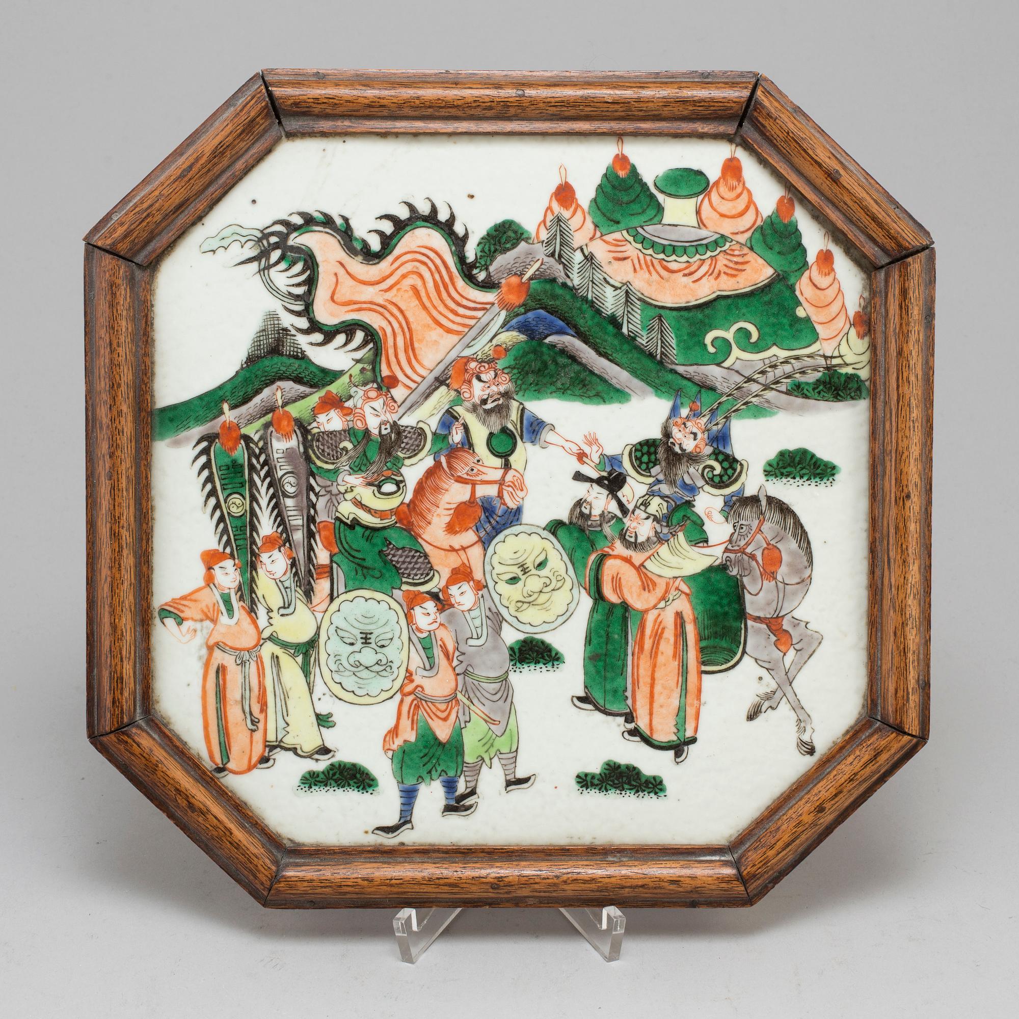 A famille verte octagonal shaped placquer, Qing dynasty, late 19th century.