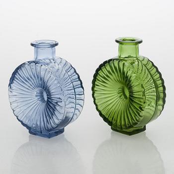 Helena Tynell, flaskor, 2 st, "Solflaskan" Riihimäen Lasi Oy. I produktion 1964-1974.