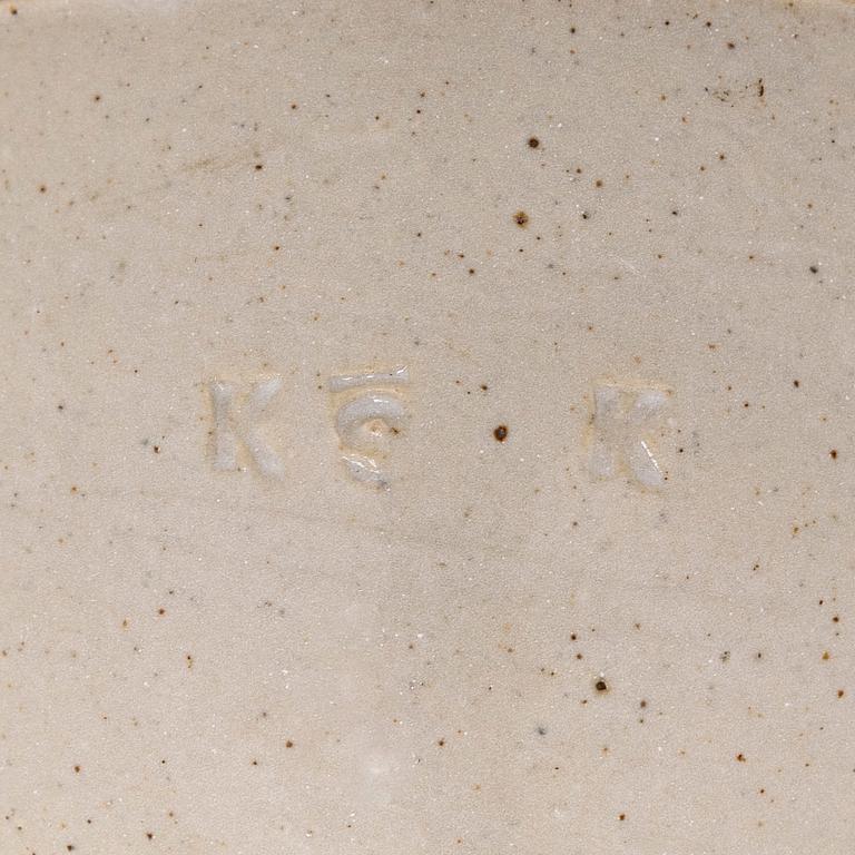 Kyllikki Salmenhaara, kuppeja, 6 kpl, kivitavaraa, signeerattu KS ja puisia alustoja 3 kpl.