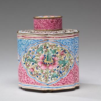 An enamelled tea caddy, Qing dynasty, 18th Century.