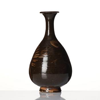 A brown glazed vase, Song dynasty (960-1279).