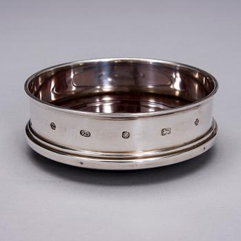 COASTERS, ett par, sterlingsilver, R. Carr Ltd, Sheffield 2000.