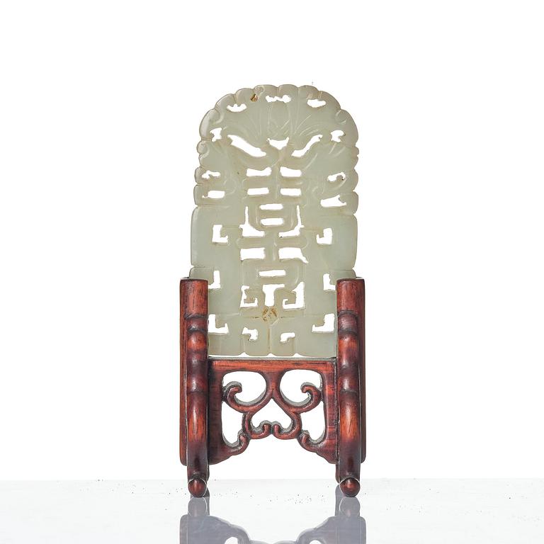 A carved nephrite cup with 'chilong' handles, late Qing dynasty/early 20th century.
