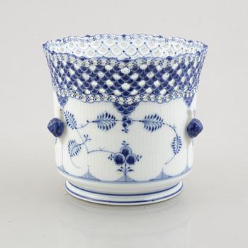 A 'Blue Fluted Full Lace' /'Musselmalet' porcelain jardiniere / pot, Royal Copenhagen, model 1047, 1898-1923.