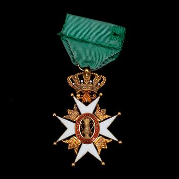 KRASCHAN, Vasaorden, 18K guld och emalj. Tot vikt 16 g.