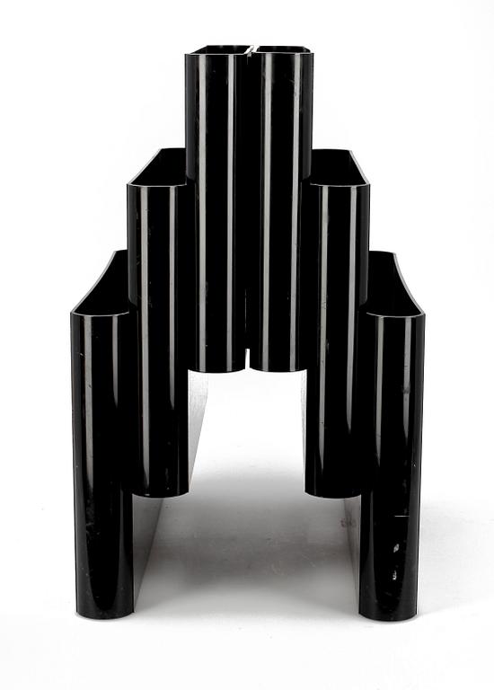 TIDNINGSSTÄLL, plast. Giotto Stoppino, Kartell, Italien.
