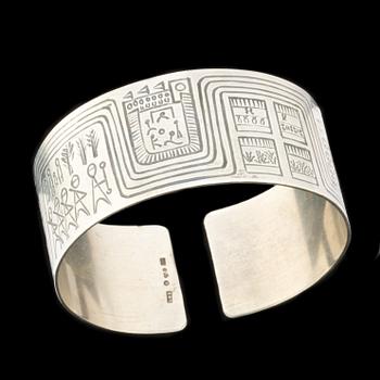 ARMBAND, 2st, silver, Sörlings Konsthantverk, Stockholm, 1972 respektive 1950. Totalvikt ca 115 g.