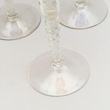 A SET OF 10+6 WINE GLASSES. 20TH CENTURY.