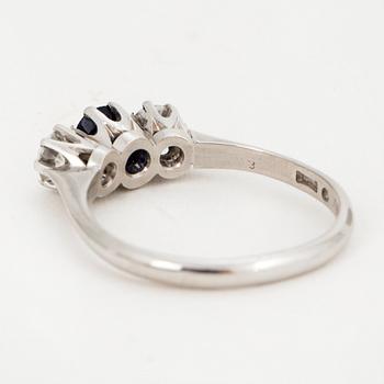 RING, platina, med gammalslipade diamanter och fasettslipad safir ca 0.55 ct.