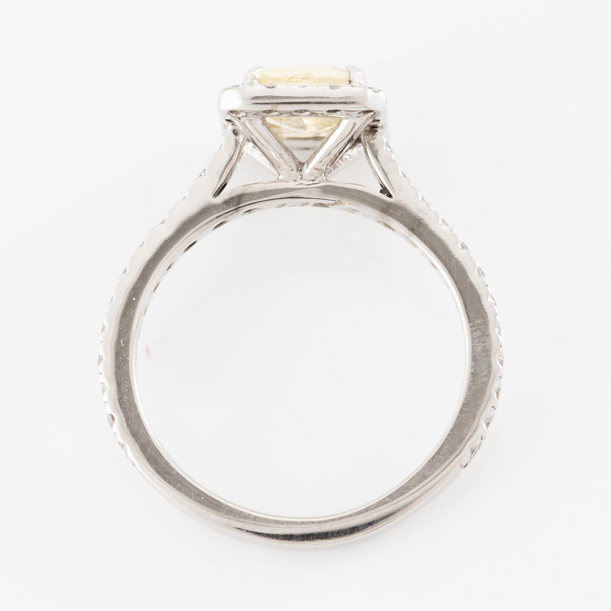 Ring in 18K white gold set with an oval-cut yellow sapphire and brilliant-cut diamonds.