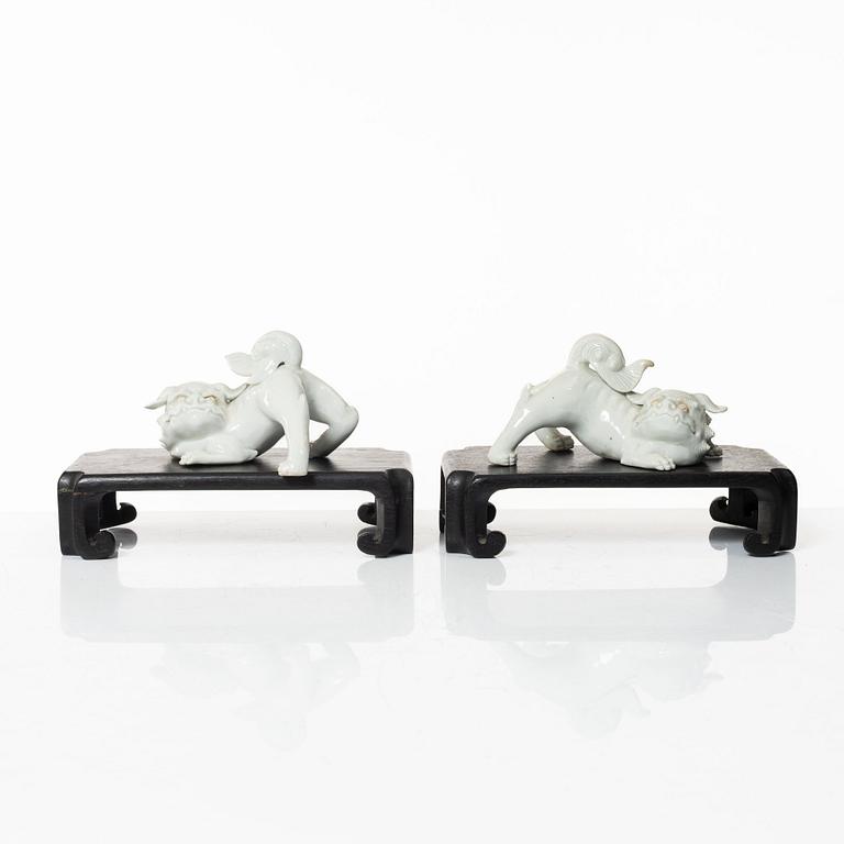 Fohundar 'shishi', ett par, porslin, Japan, hirado-stil, Meiji/Taisho, sent 1800-/tidigt 1900-tal.