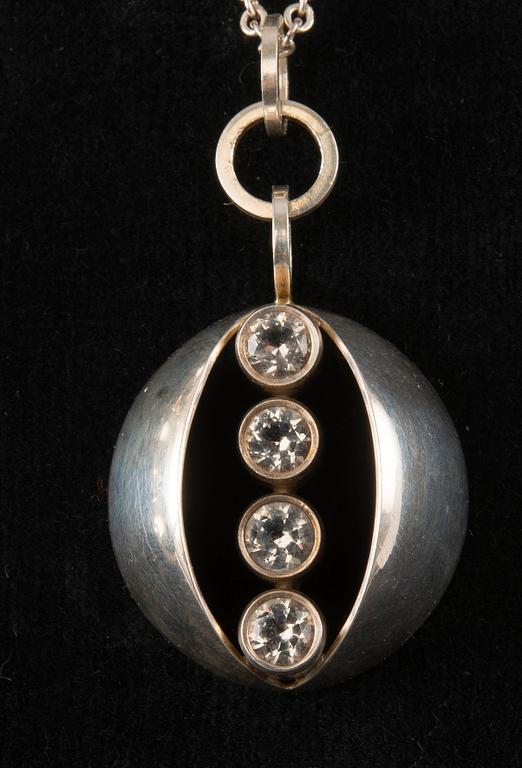 Elis Kauppi, HÄNGSMYCKE OCH ARMBAND, silver och bergskristaller, Kupittaan Kulta, 1960-tal. Vikt 55 g.