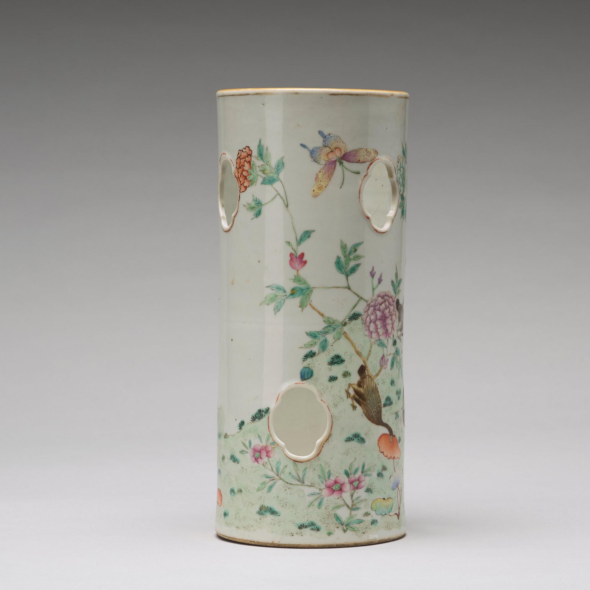 PERUKSTOCK/VAS, porslin. Qingdynastin, omkring 1900.