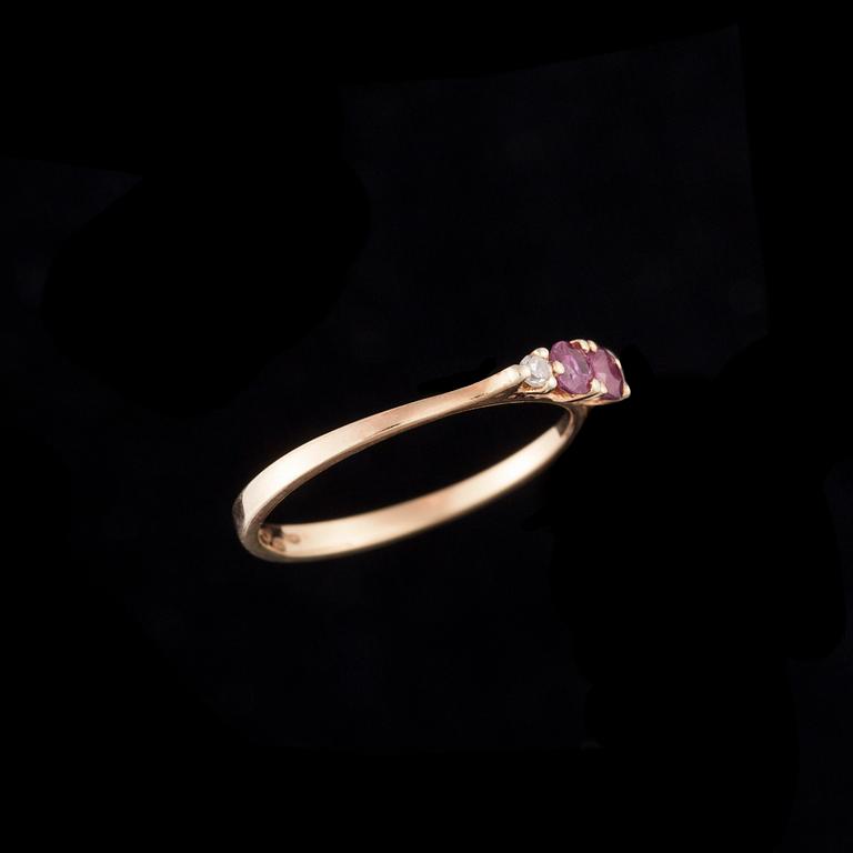 RING, 14K guld, ljusröda safirer, 8/8-slipade diamanter. Westerback, 1981. Vikt ca 1,5 g.