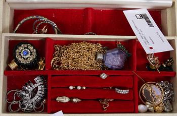 PARTI BIJOUTERIER, ca 30 st, samt KAMÈRING, 18 k guld.