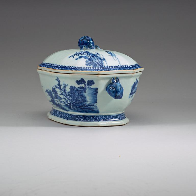 A blue and white tureen with cover, Qing dynasty, Qianlong (1736-95).