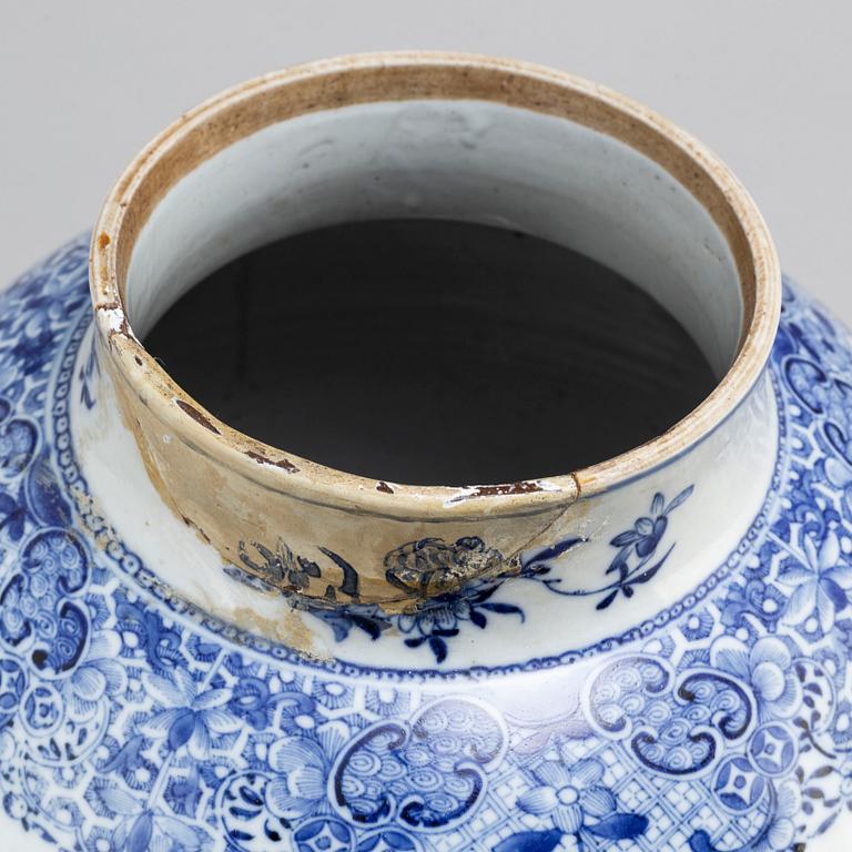 A large blue and white export vase with cover, Qing dynasty, Qianlong (1736-95).