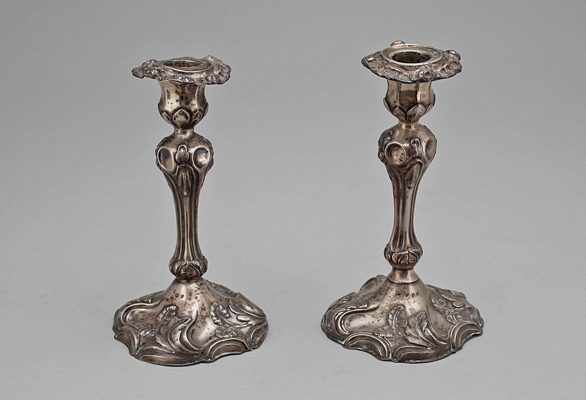 LJUSSTAKAR, ett par, silver, nyrokoko, Otto Lindeberg, 1867. Tot vikt ca 382g.