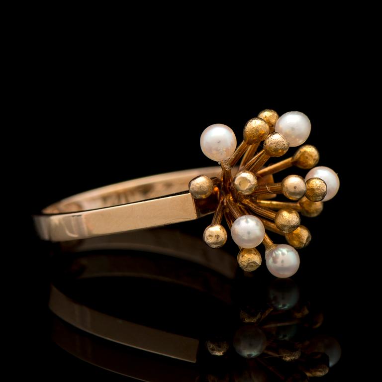 A RING, cultured pearls, 14K gold. Westerback 1972.