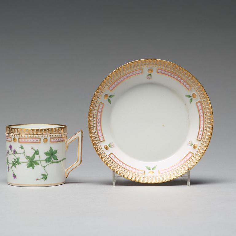 KAFFEKOPPAR med FAT, åtta stycken, porslin. "Flora Danica", Royal Copenhagen, Danmark.