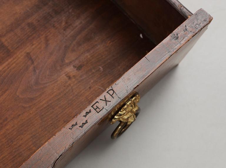 BYRÅ. Tillskriven Jonas Hultsten (mästare i Stockholm 1773-1794). Gustaviansk, 1700-talets slut.