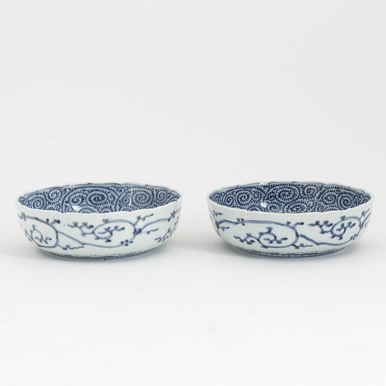A set with two blue and white Japanese bowls and seven blue and white dinner plates, Meiji period (1868-1912).