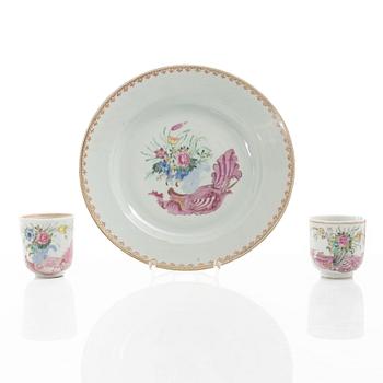 A Chinese famille rose plate and two cups, Qing dynasty, Qianlong (1736-95).