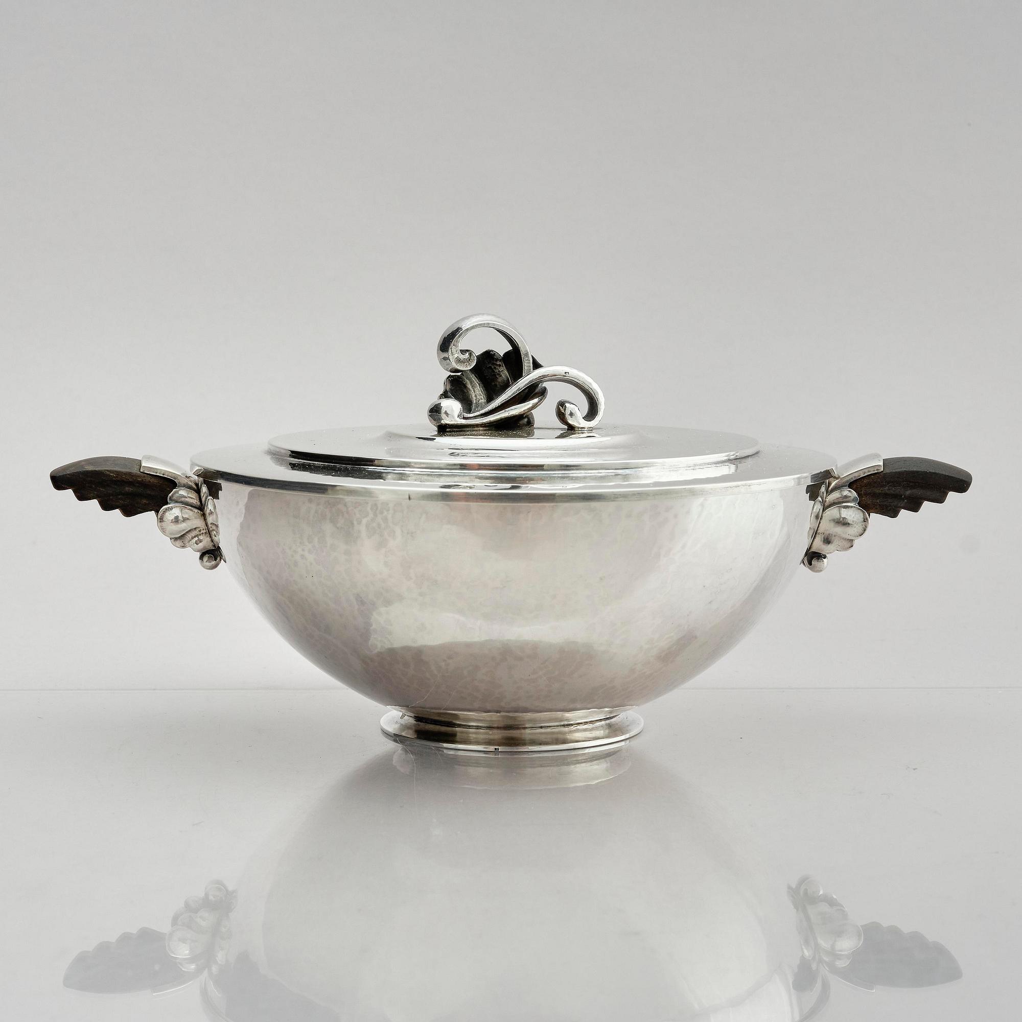 Georg Jensen, a sterling silver tureen with lid, model no 547A, design by Harald Nielsen, Copenhagen 1925-1932.