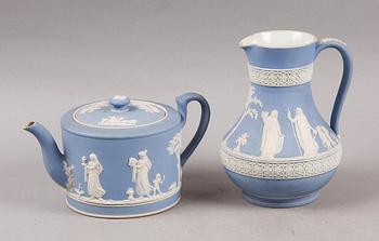 TEKANNA samt TILLBRINGARE, jasperware, Wedgwood.