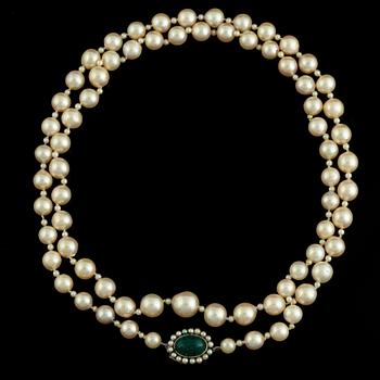 A cultured pearl necklace.