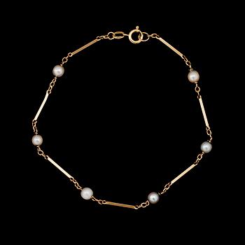 ARMBAND, 18 k guld, med odlade pärlor. Total vikt ca 4 gram.