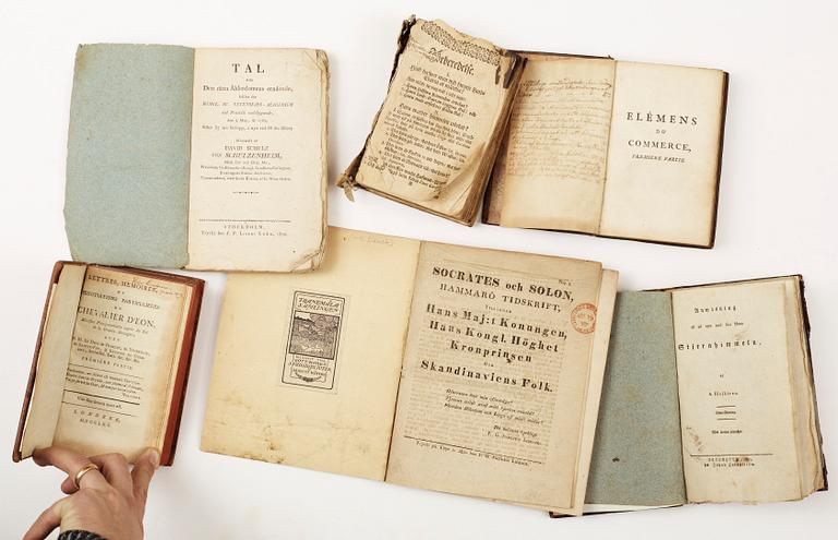 BOKPARTI VARIA, 27 vol, bla "Historischer Tagweiser oder Anweisung dessen.." del 1, av Johan Frischen, Altona 1675.