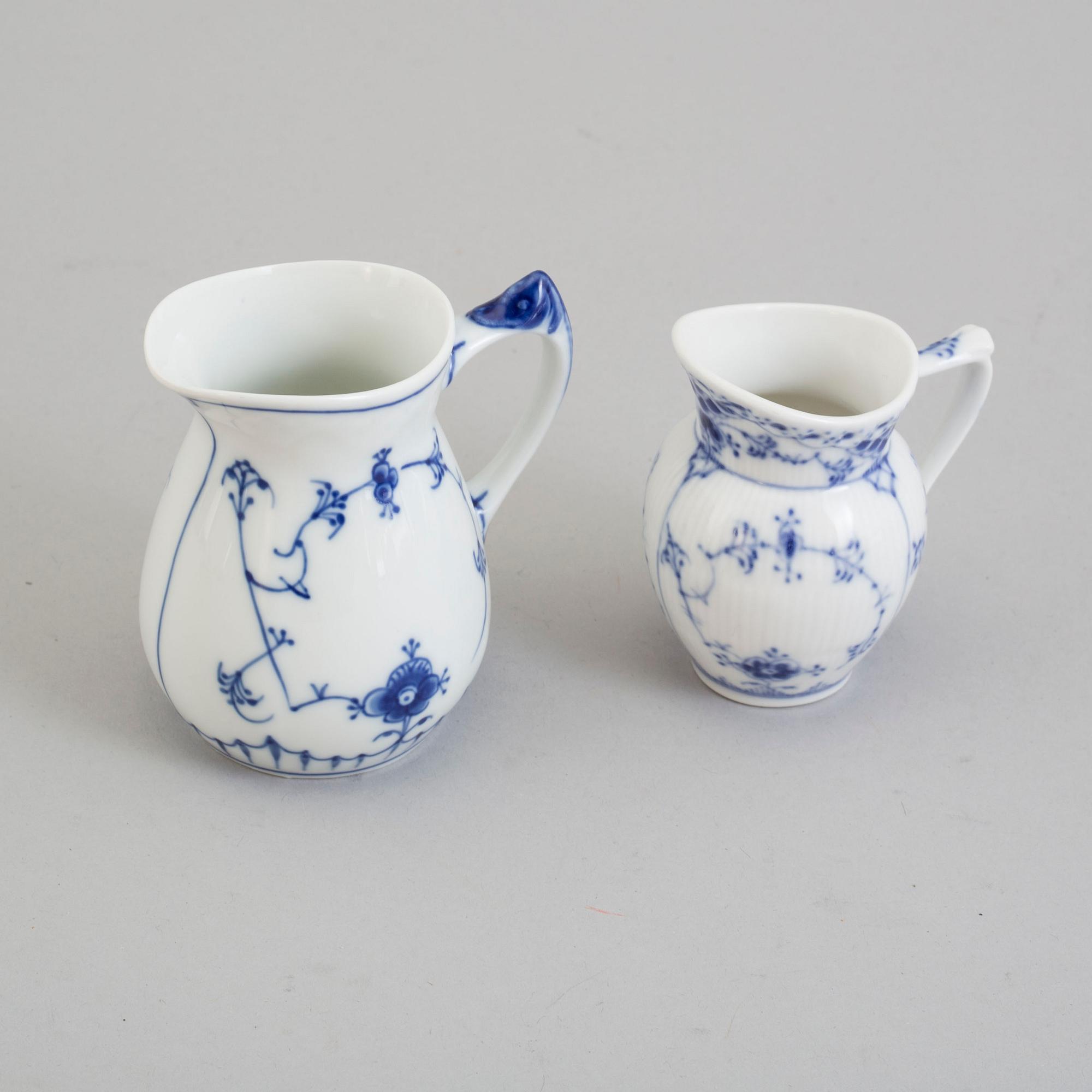 A part tea and coffee porcelain service, 'Musselmalet', Royal Copenhagen and Bing & Gröndal, 20th century (23 pieces).