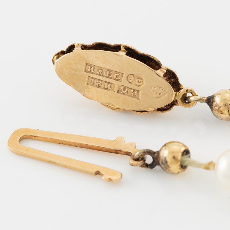 Necklace with graduated cultured pearls, clasp 18K gold.