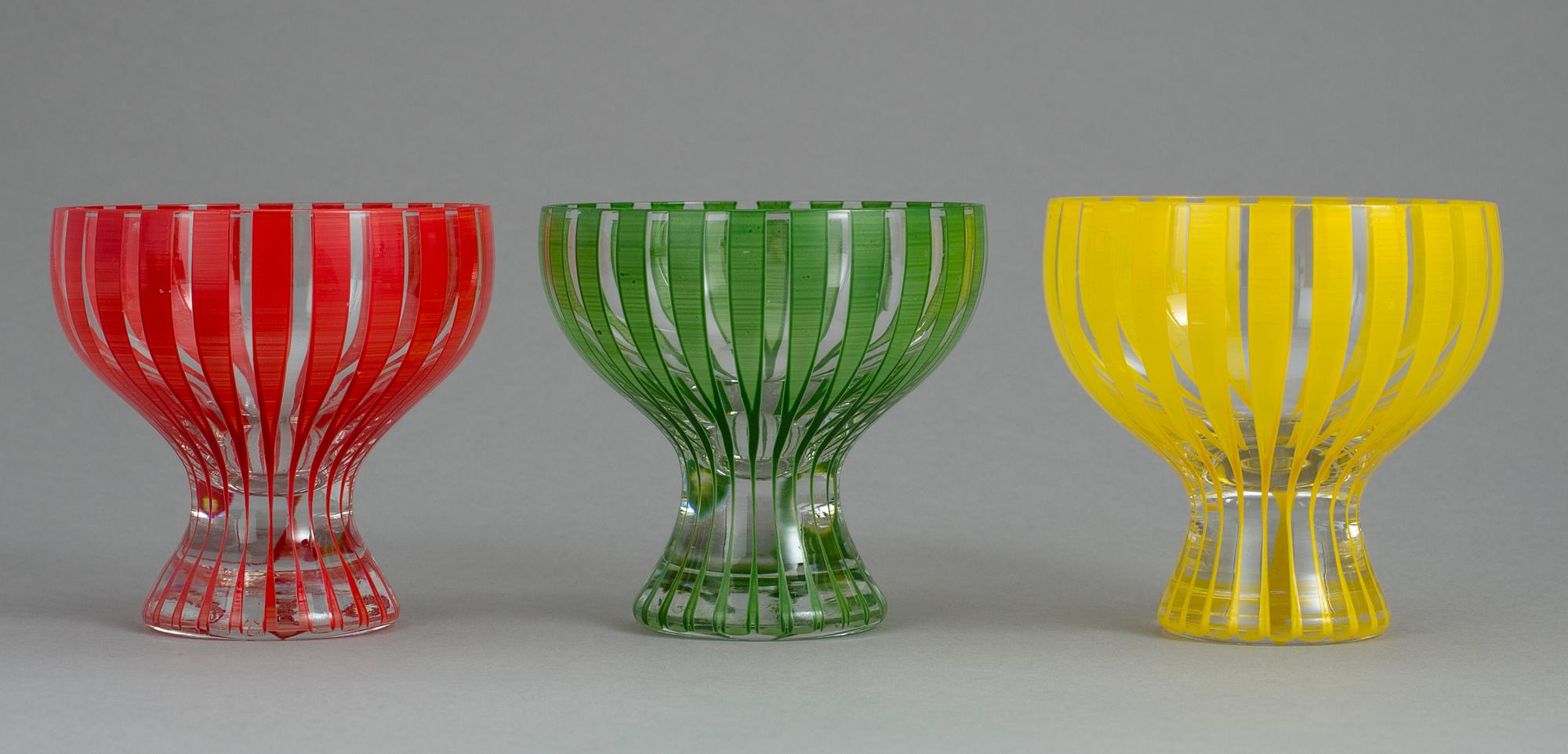 SERVISDELAR, 9 st, glas, "Strikt", Bengt Orup, Johansfors. Formgivna 1952.