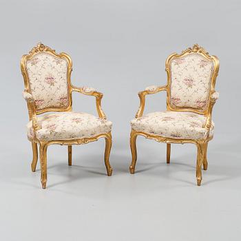 KARMSTOLAR, ett par, Louis XV-stil, omkring 1900-talets mitt.