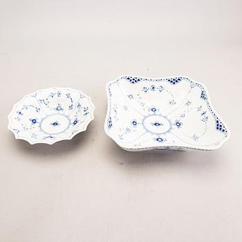 A Royal Copenhagen Muselmalet halvblonde 1940s 51 pcs porcelain dinner service.