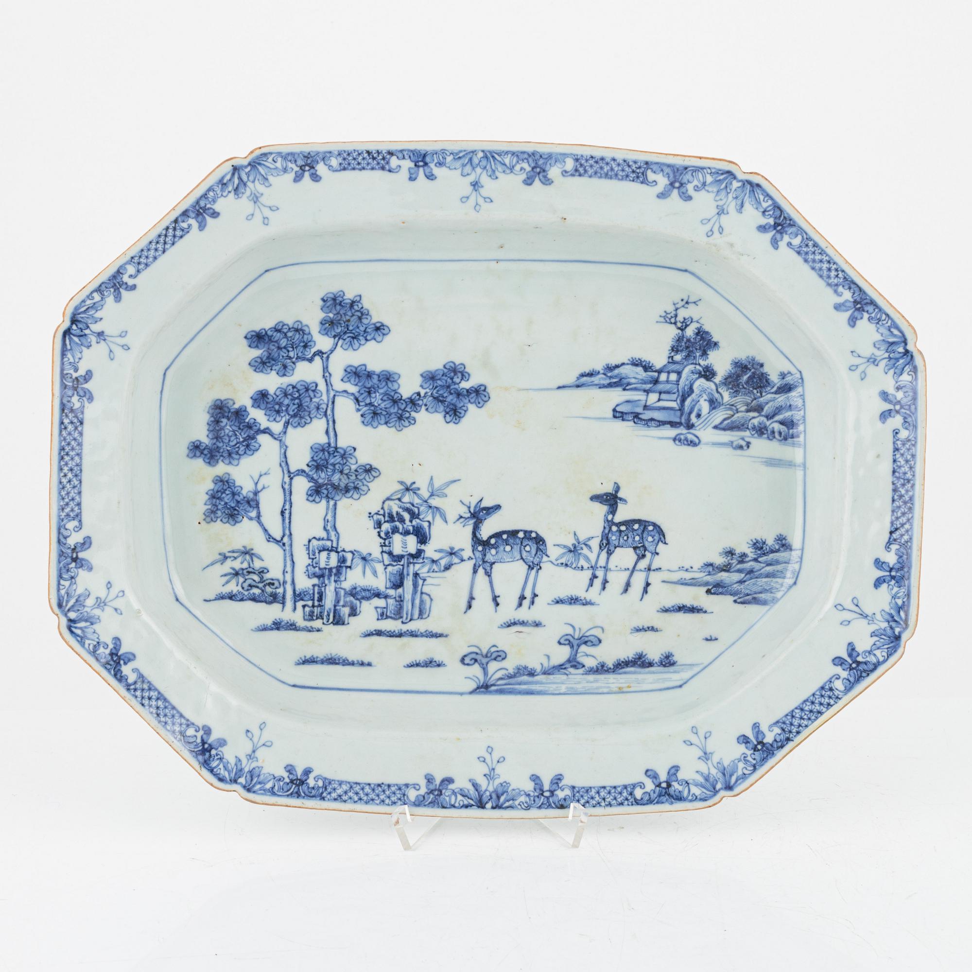 A Chinese porcelain blue and white charger, Qing Dynasty, Qianlong (1736-95).