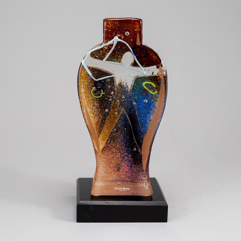 BERTIL VALLIEN, a glass sculptuire from Kosta Boda, numbered 22/55.