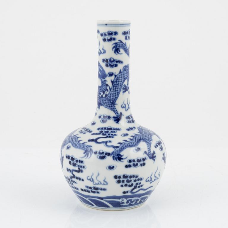 A blue and white dragon vase, late Qing dynasty, circa 1900.