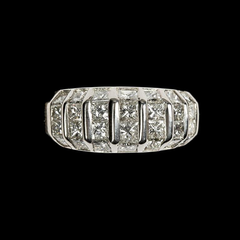 RING, princesslipade diamanter, tot. ca 3 ct.