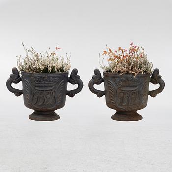 Trädgårdsurnor, ett par, gjutjärn.