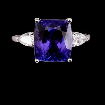 RING, 18 k vitguld, tanzanit 6.54 ct, diamanter 0.41 ct.