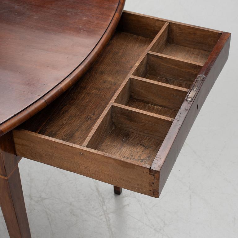 A Georgian mahogany Pembroke table, England, around 1800.